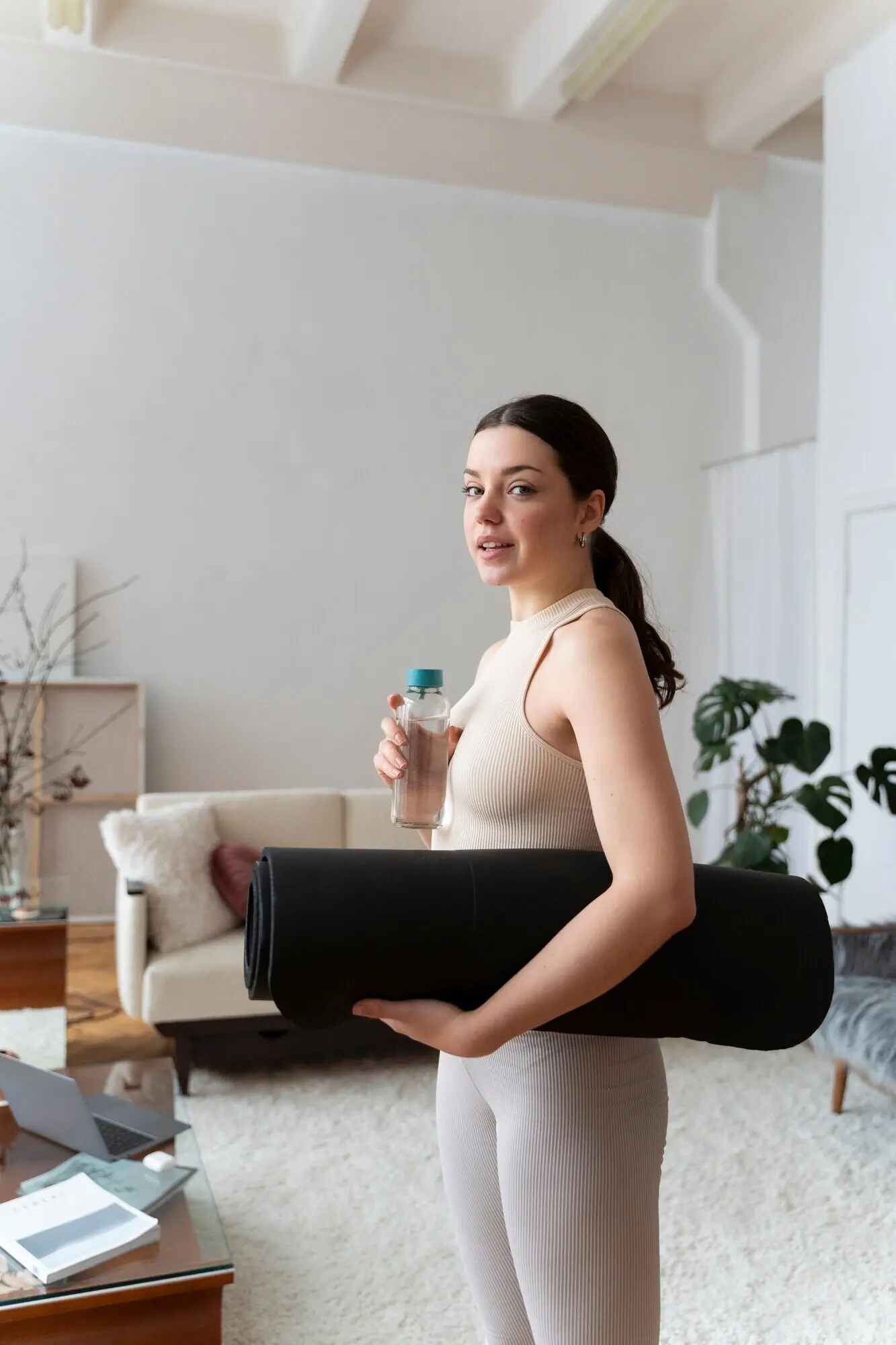 Eine Frau trainiert nach einem Online-Fitnesstrainer.